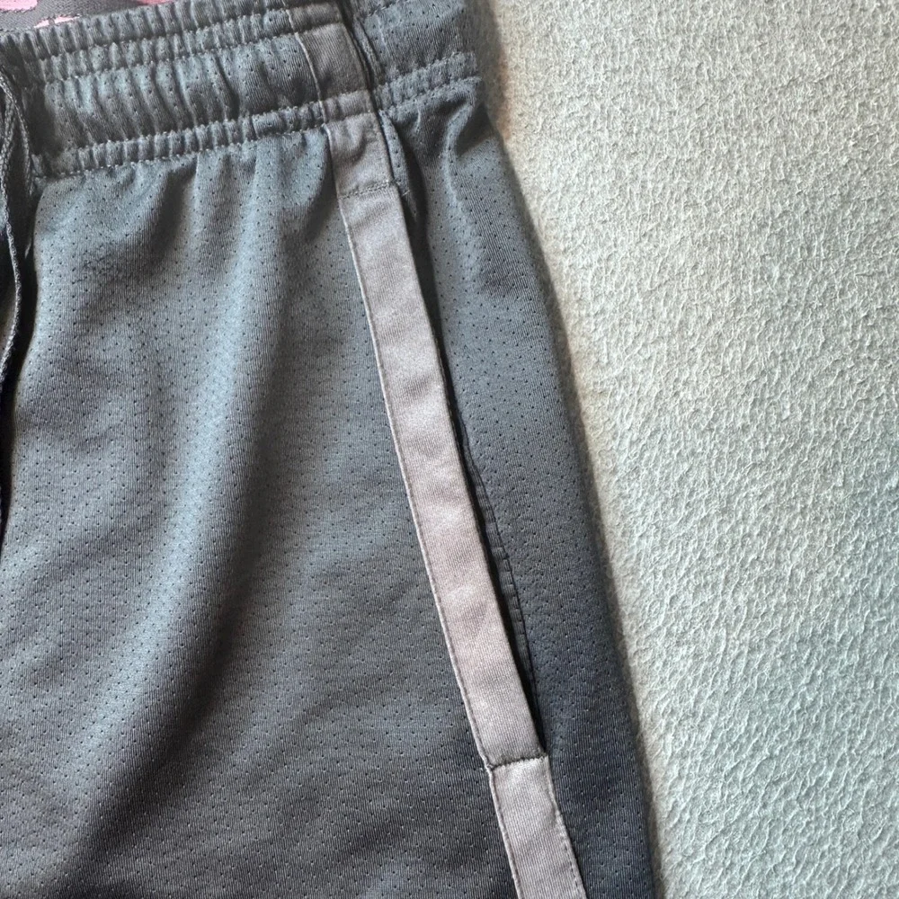 Under Armour Shorts Mens Medium Black Mesh Athletic Loose Fit 1271940 Pockets